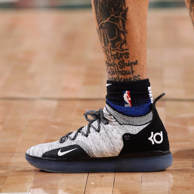 球星用表现撑起一片天（巨星凭实力扛起全场）